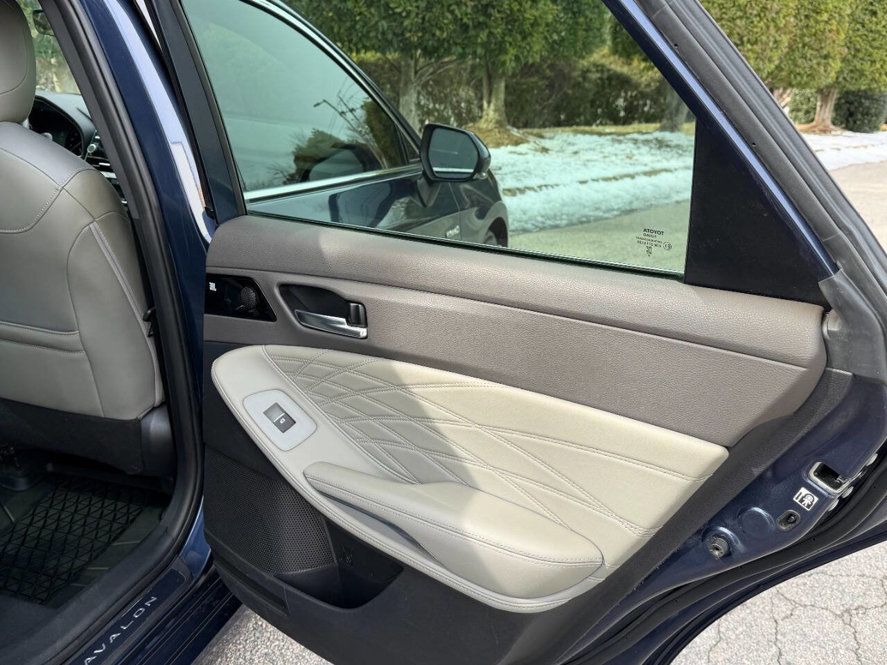 Used 2019 Toyota Avalon Limited image 26