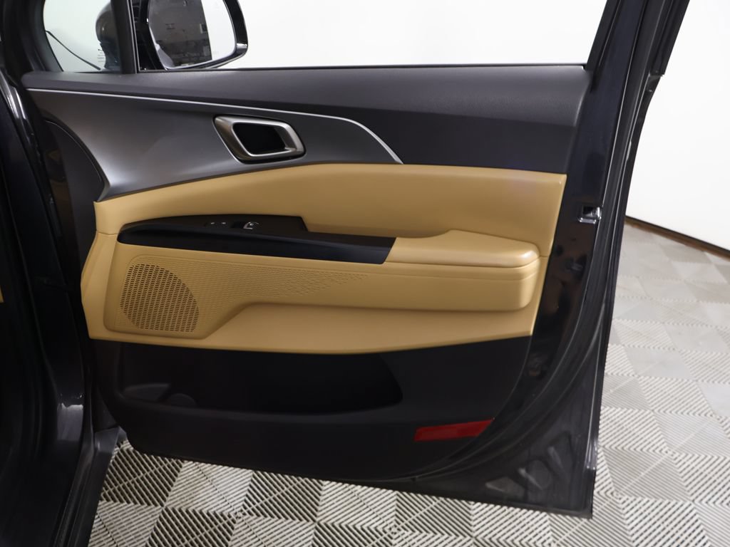 Used 2023 Kia Carnival LX FWD image 23