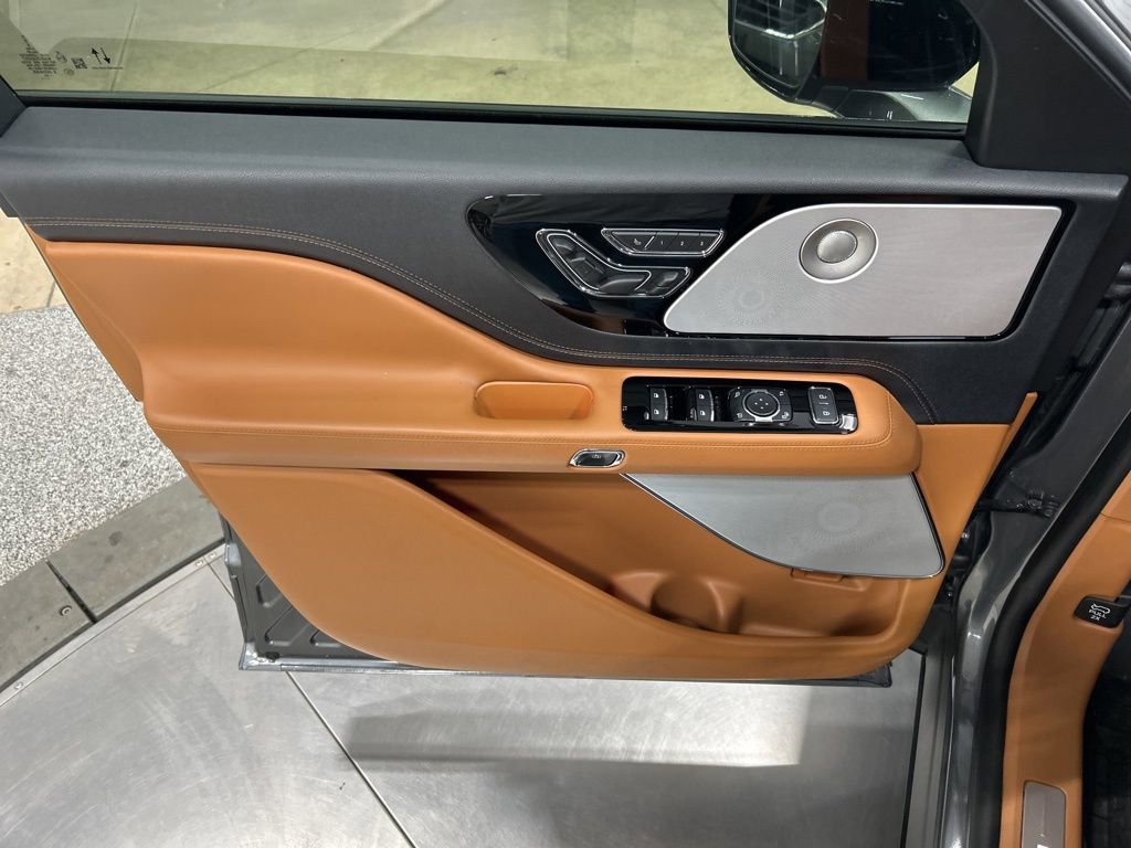 Certified 2025 Lincoln Aviator Black Label w/ Jet Appearance Package image 13