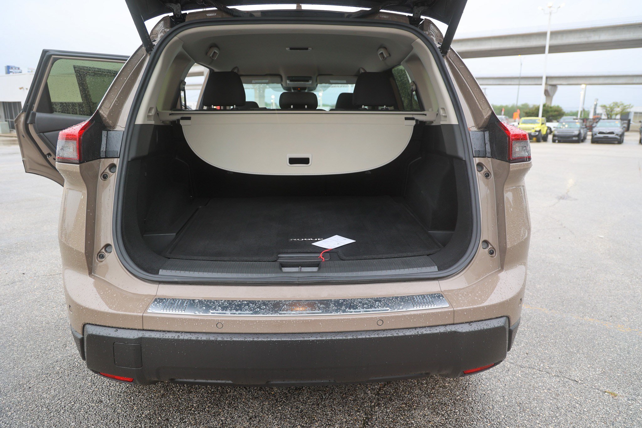 Used 2025 Nissan Rogue SV FWD image 13