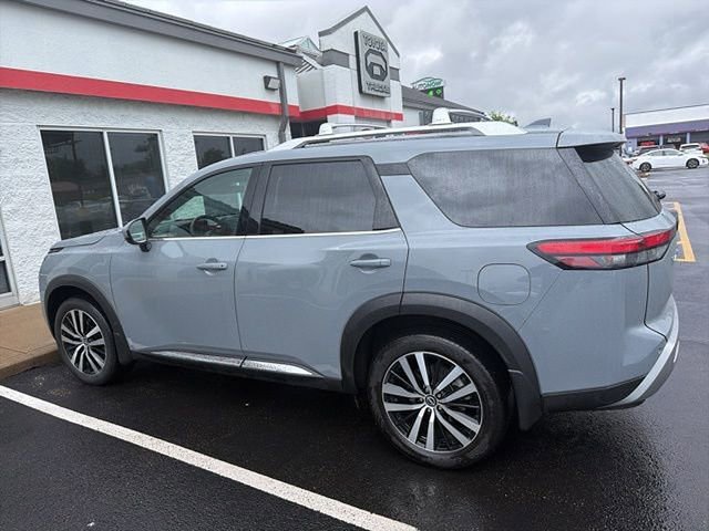 Used 2024 Nissan Pathfinder Platinum AWD/4WD image 2
