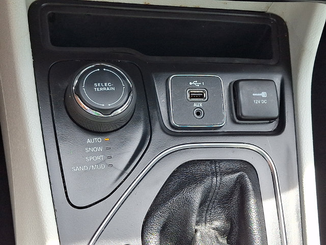 Used 2020 Jeep Cherokee Latitude Plus AWD/4WD image 40