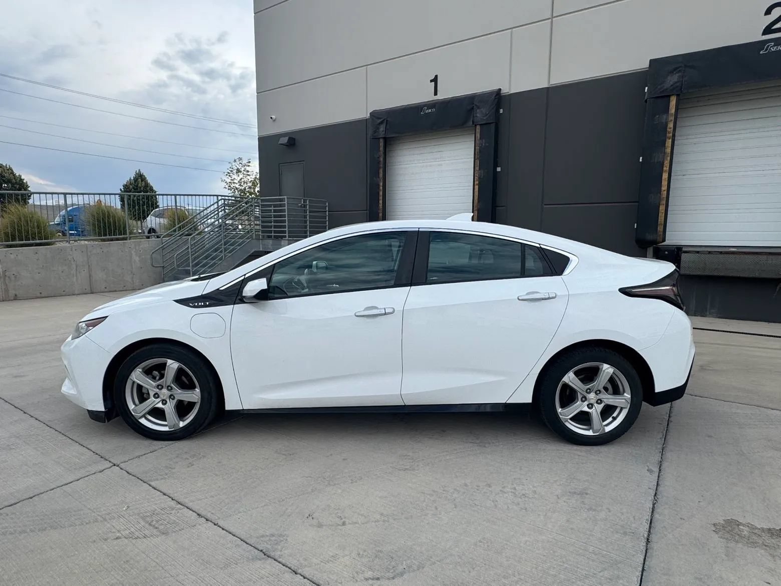 Used 2016 Chevrolet Volt LT FWD image 2