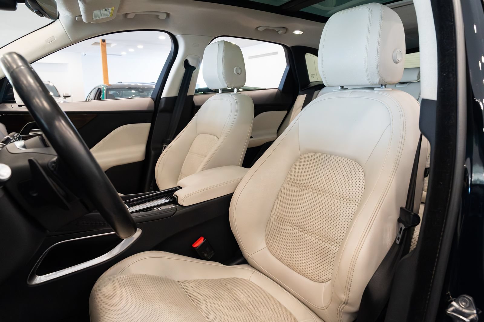 Used 2019 Jaguar F-PACE Prestige AWD/4WD image 17