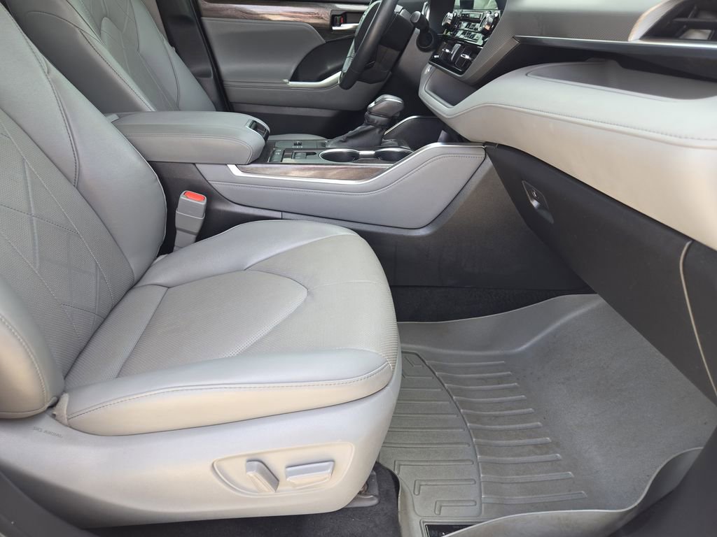 Used 2022 Toyota Highlander Platinum FWD image 16