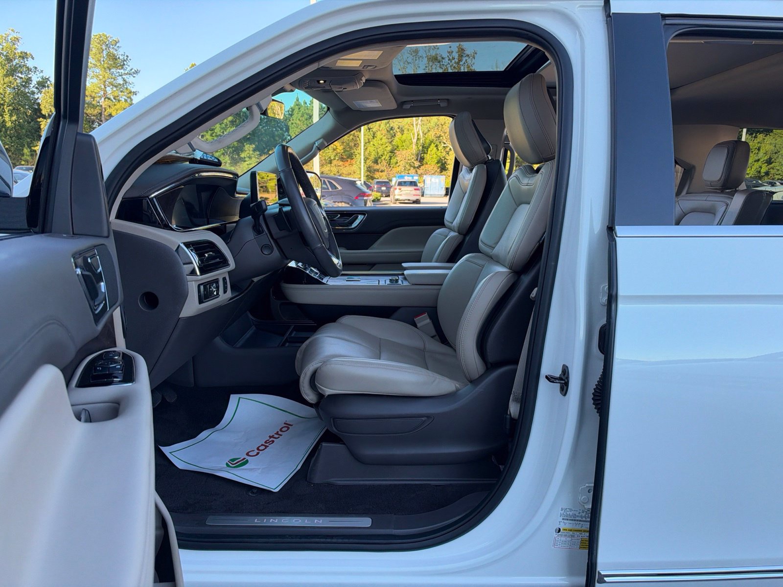 Used 2024 Lincoln Navigator Premiere AWD/4WD image 29