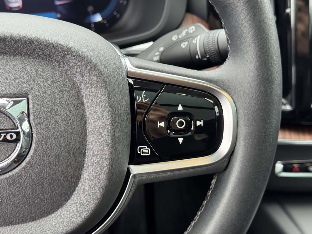 Certified 2023 Volvo XC60 B5 Plus w/ Climate Package image 19