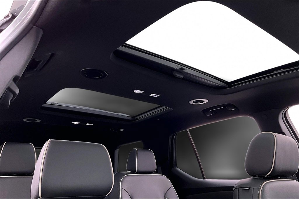 Used 2023 Chevrolet Traverse Premier w/ Redline Edition image 26