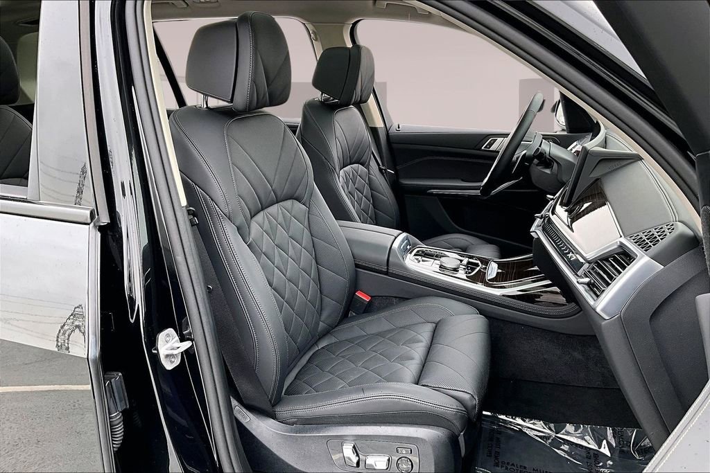 Used 2024 BMW X7 xDrive40i w/ Parking Assistance Package image 28