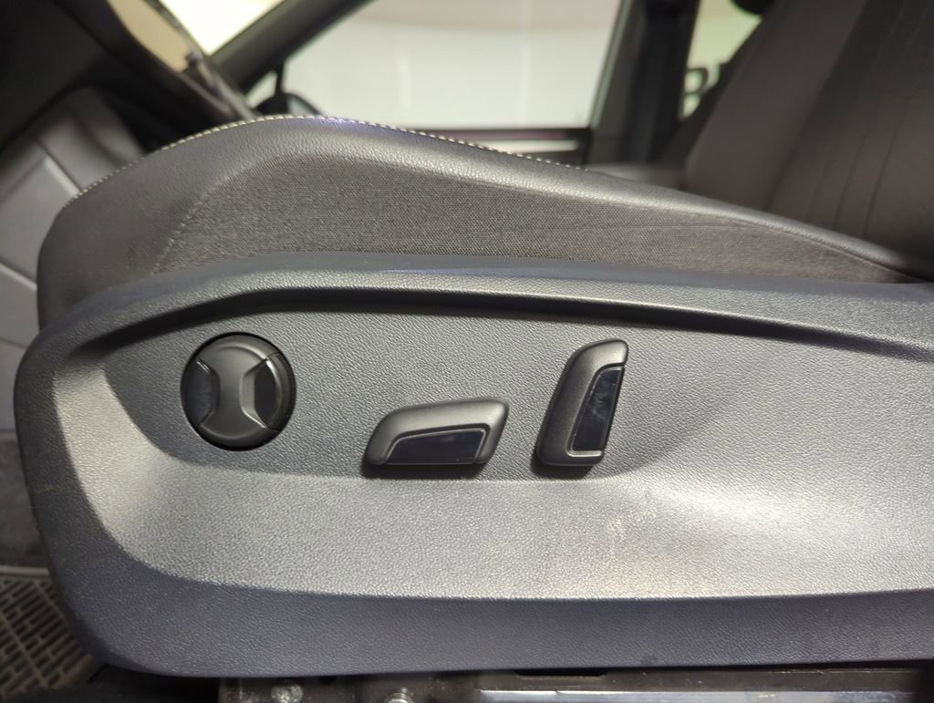 Used 2022 Volkswagen Tiguan SE R-Line image 25