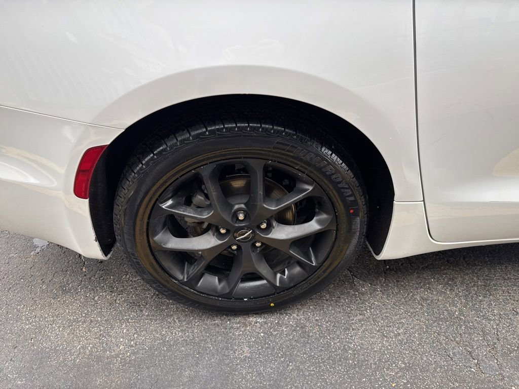 Used 2025 Chrysler Pacifica Limited image 16