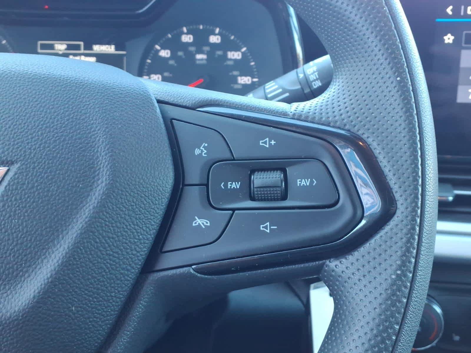 Used 2025 Chevrolet Trax LS w/ LS Convenience Package FWD image 16