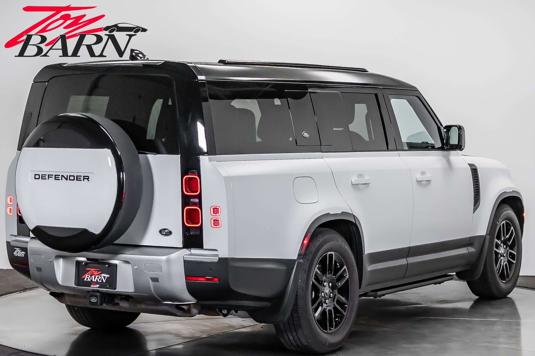 Used 2023 Land Rover Defender 130 SE image 4