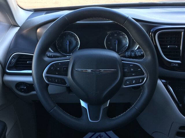 Used 2024 Chrysler Pacifica Touring-L image 9