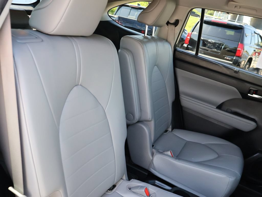 Used 2022 Toyota Highlander XLE FWD image 12