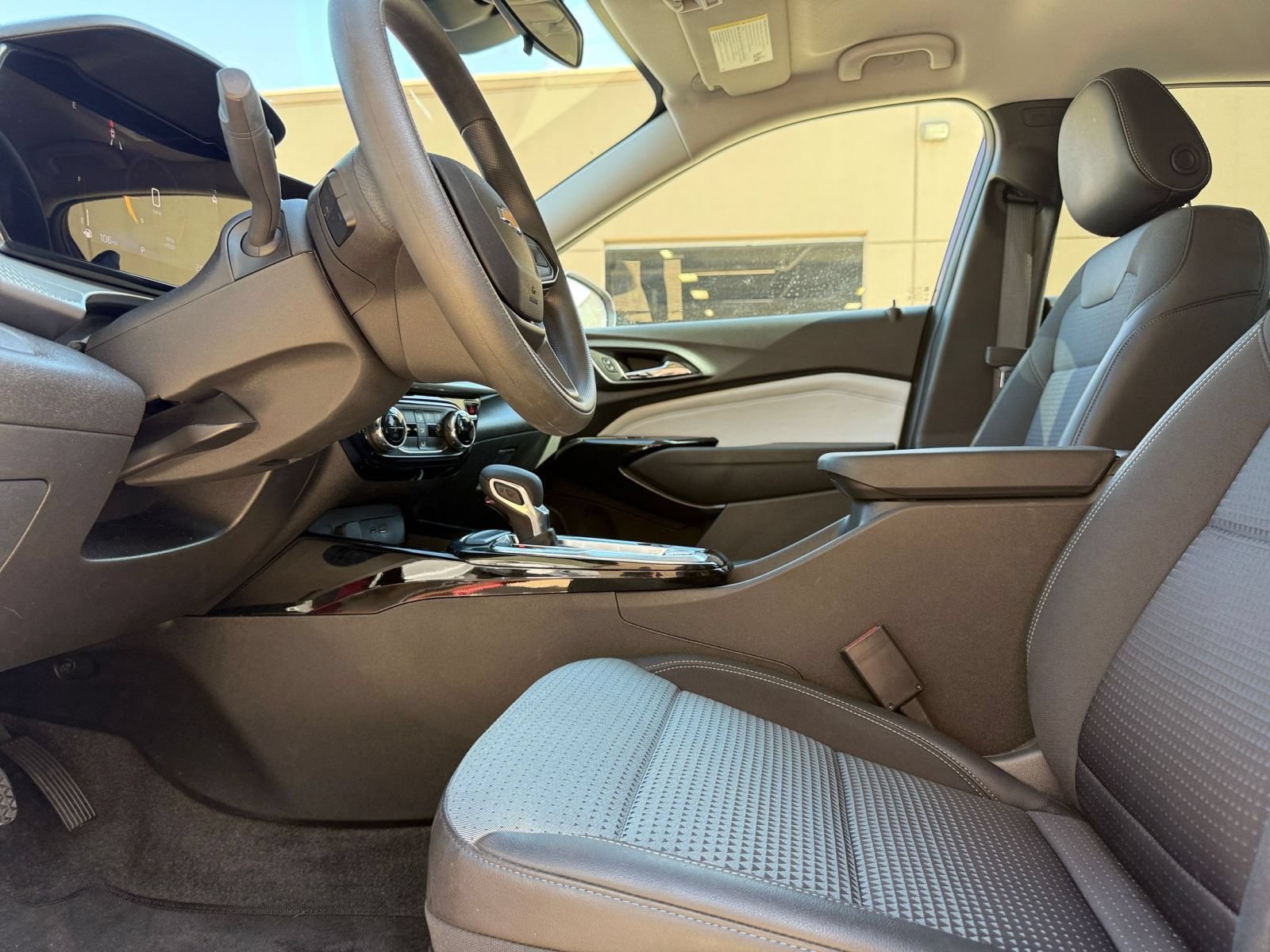 Used 2025 Chevrolet Trax LT FWD image 27