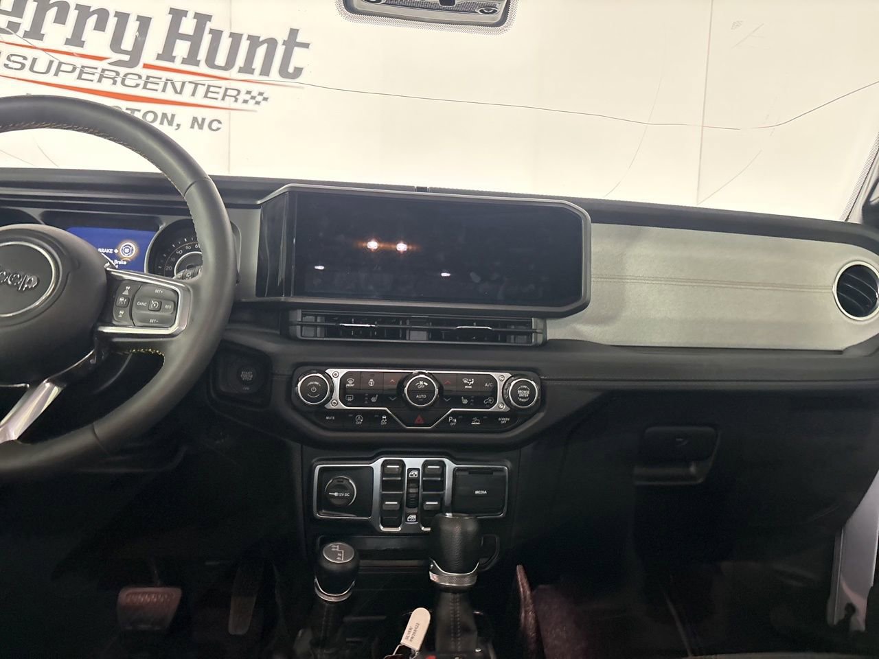 Used 2024 Jeep Wrangler Unlimited Sahara w/ Safety Group AWD/4WD image 20