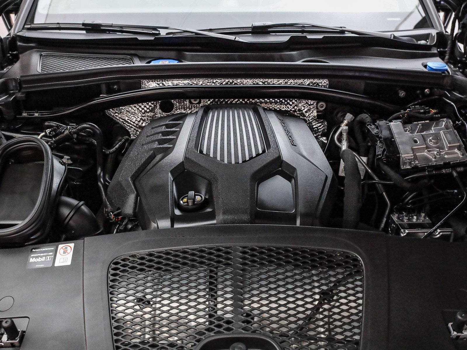 Certified 2025 Porsche Macan AWD/4WD image 32