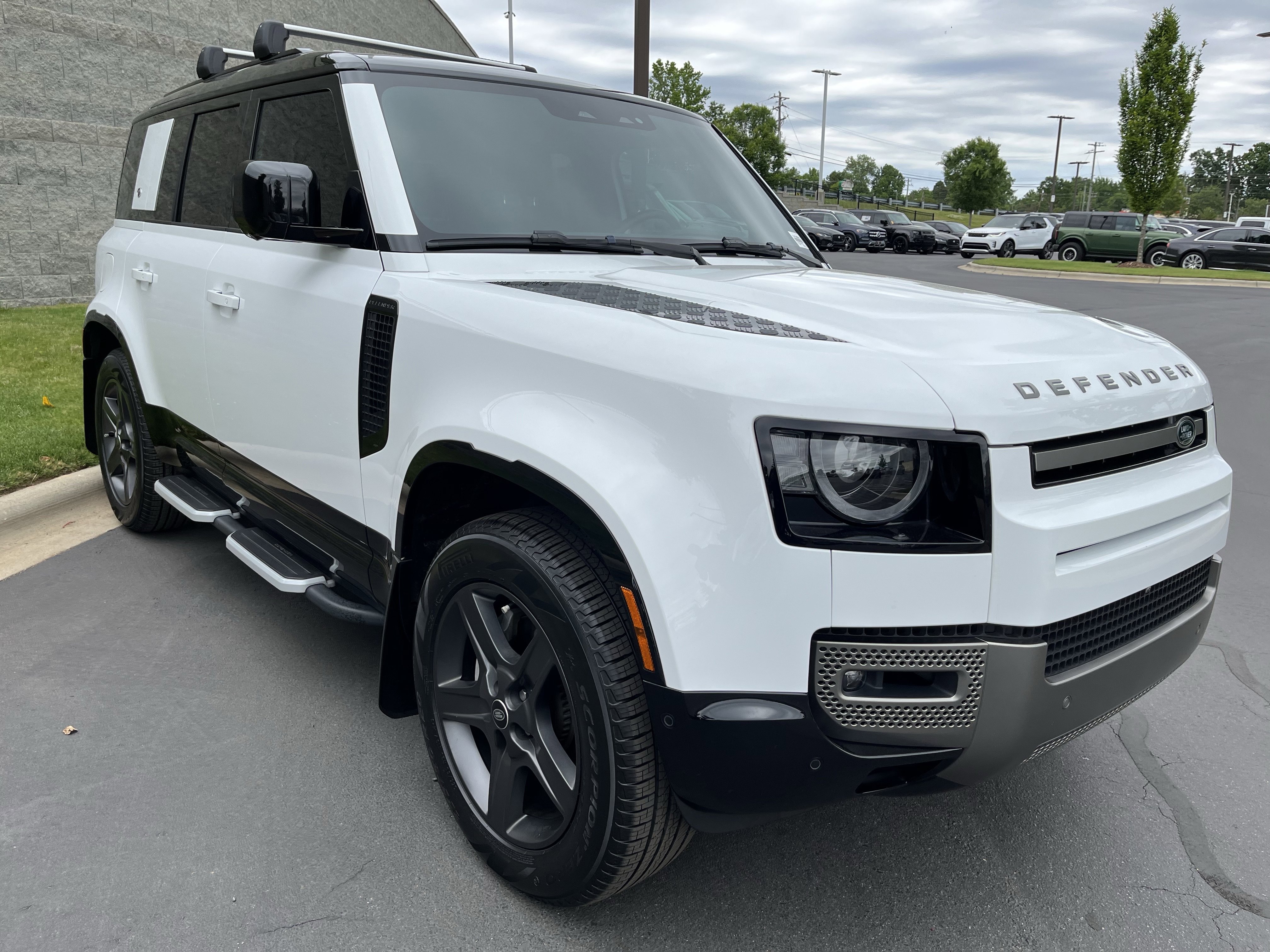 Certified 2024 Land Rover Defender 110 X-Dynamic SE AWD/4WD image 9