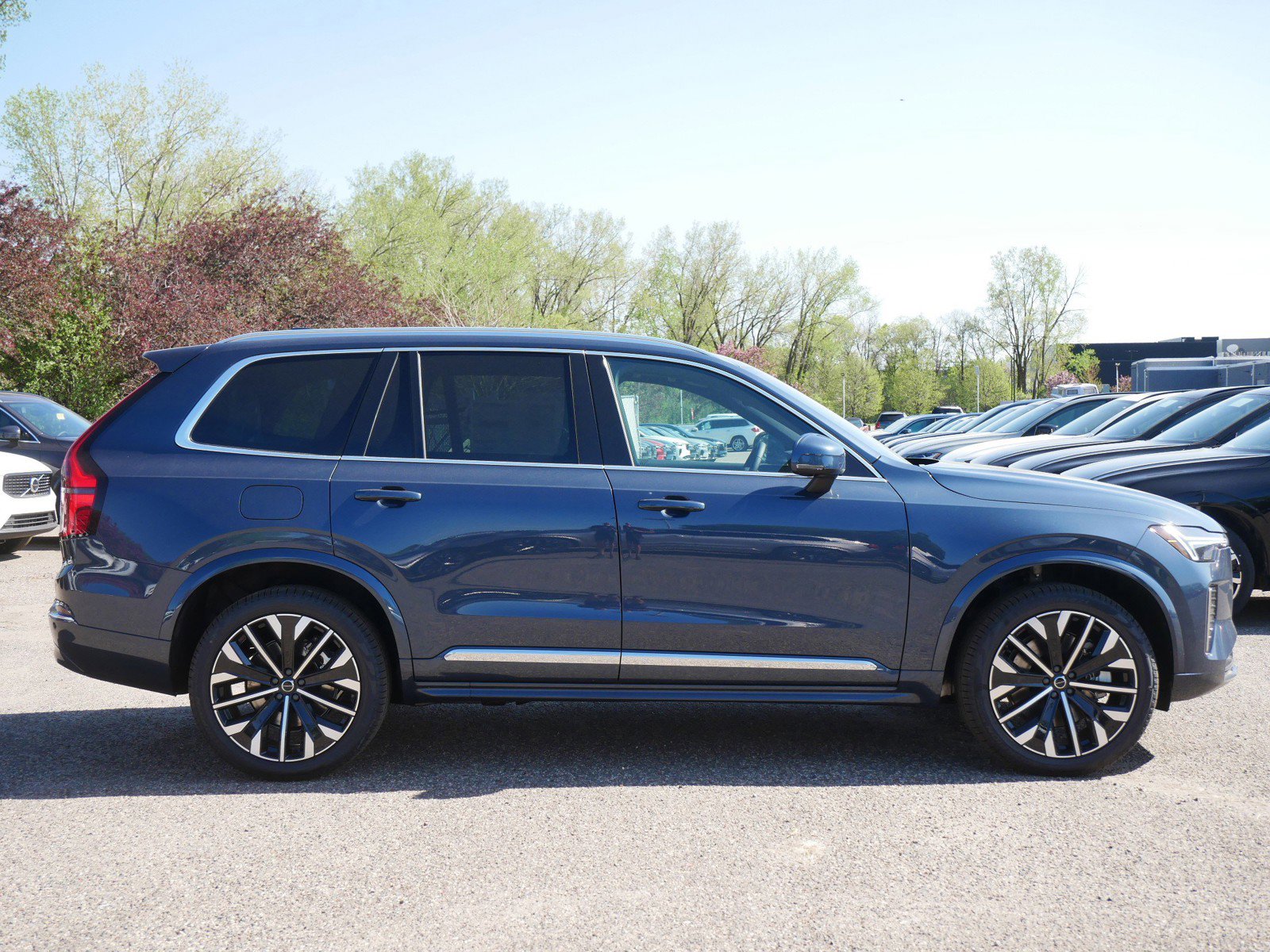 New 2025 Volvo XC90 T8 Core image 2
