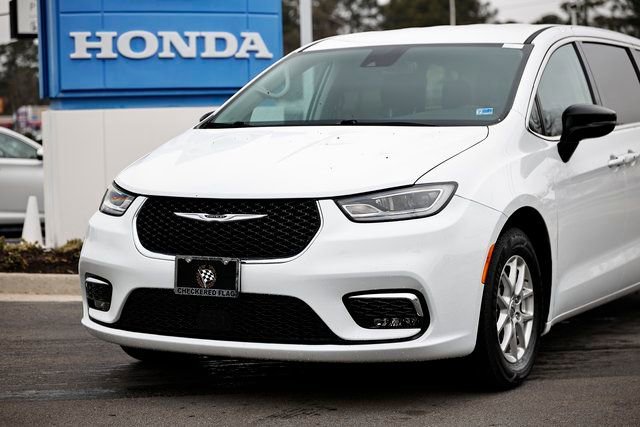 Used 2024 Chrysler Pacifica Touring-L image 2