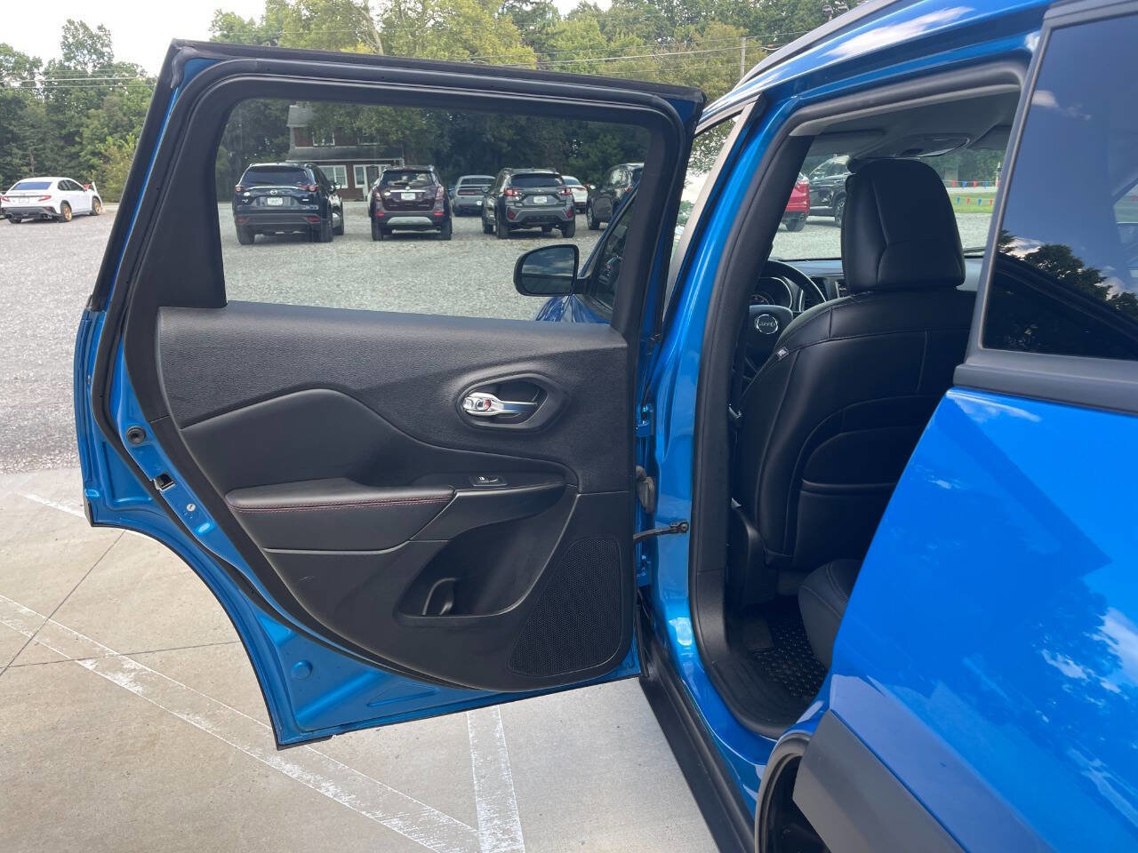 Used 2019 Jeep Cherokee Trailhawk w/ Cold Weather Group image 19