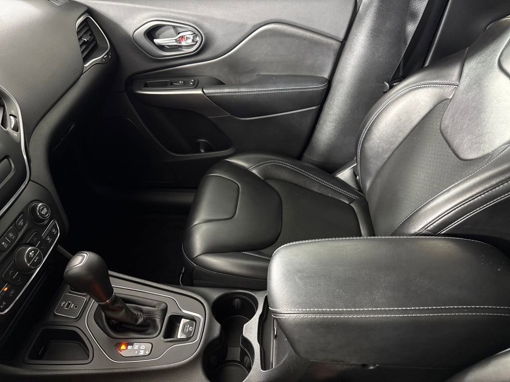 Used 2019 Jeep Cherokee Latitude Plus w/ Comfort/Convenience Group image 18