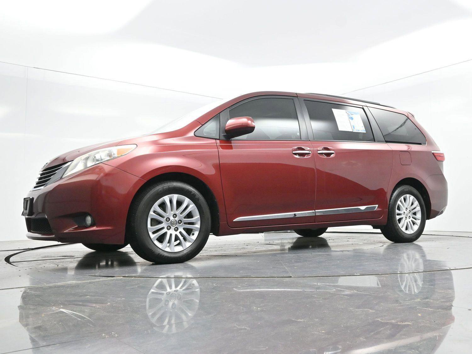 Used 2017 Toyota Sienna XLE w/ XLE Navigation Package FWD image 54