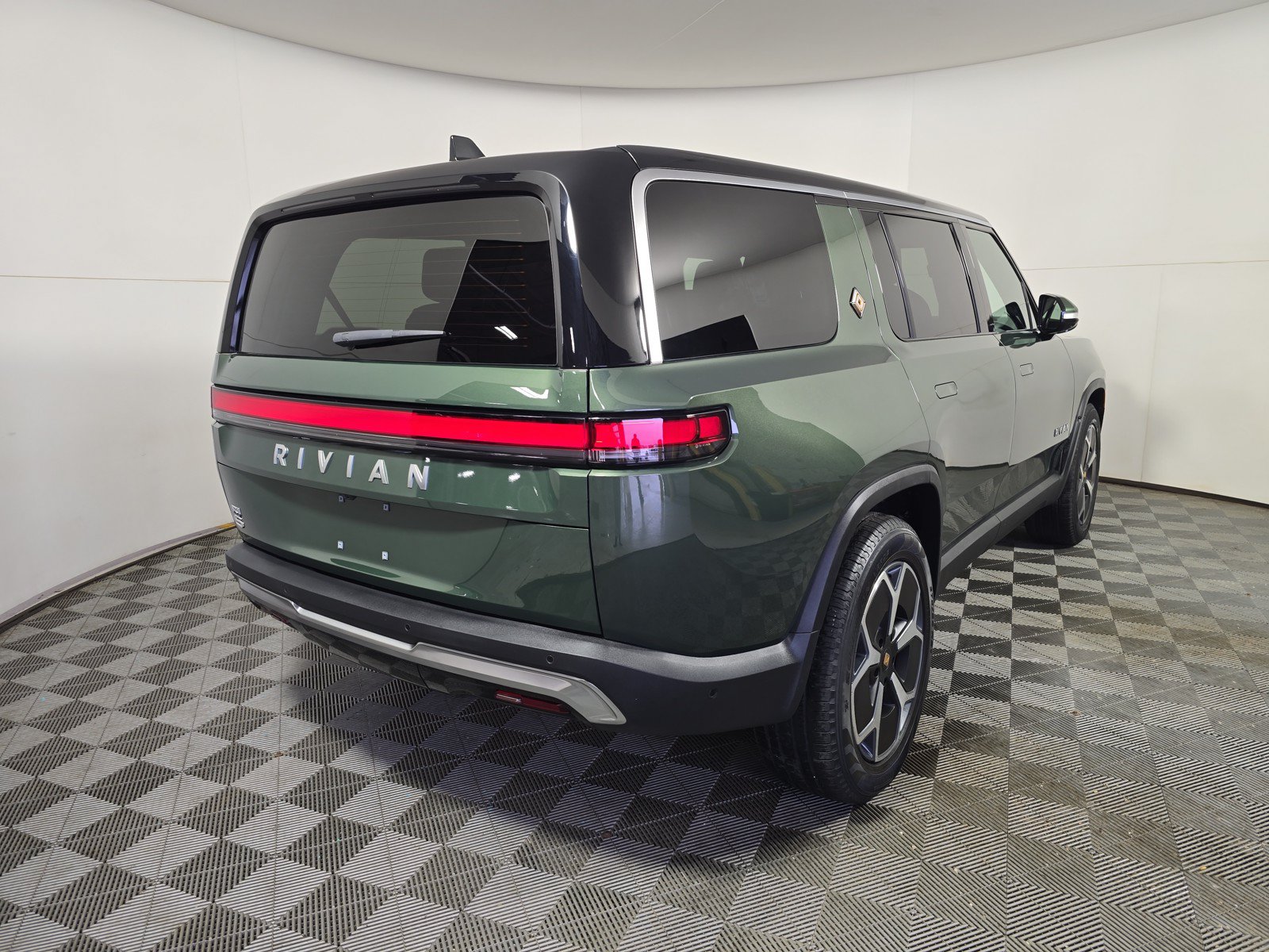 Used 2024 Rivian R1S Adventure AWD/4WD image 5