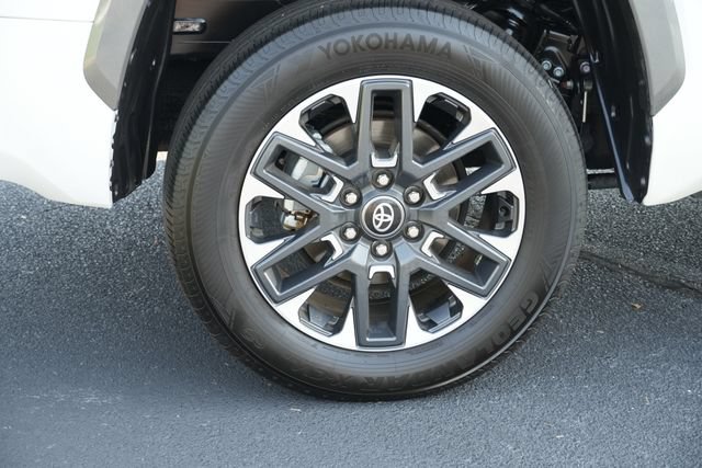 Used 2025 Toyota Tundra Limited AWD/4WD image 8