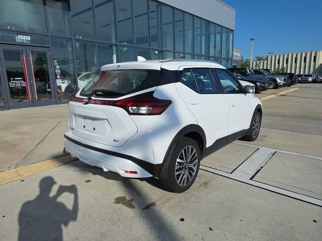 Used 2023 Nissan Kicks SV image 4