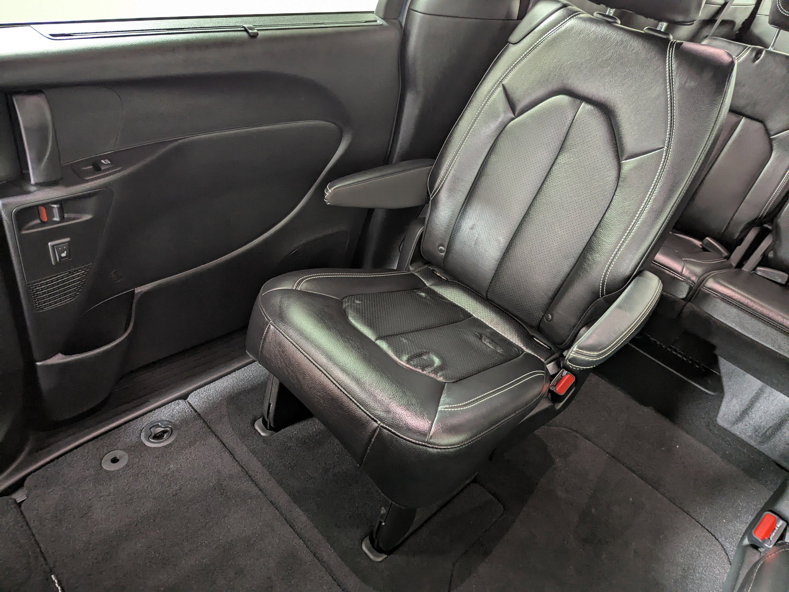 Used 2022 Chrysler Pacifica Touring-L w/ Uconnect Theater Family Group image 12