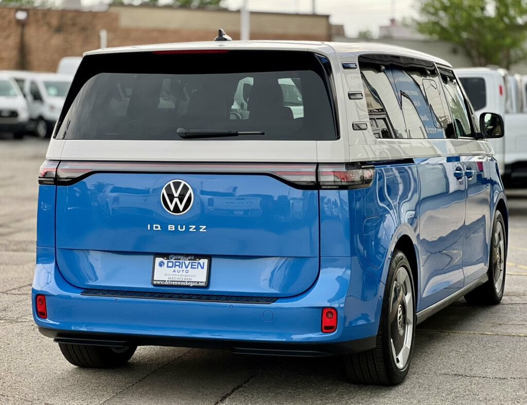 Used 2025 Volkswagen ID. Buzz Pro S RWD image 5