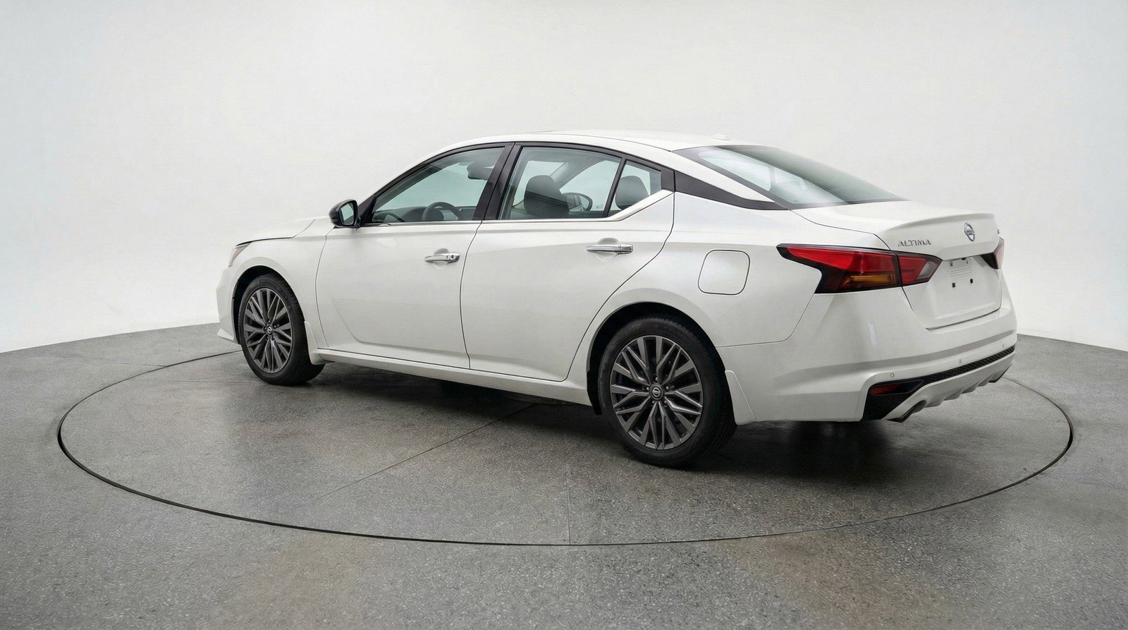 Used 2025 Nissan Altima 2.5 SV FWD image 6
