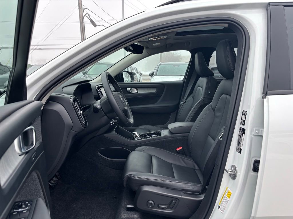 Certified 2026 Volvo XC40 B5 Plus w/ Protection Package Premier image 16