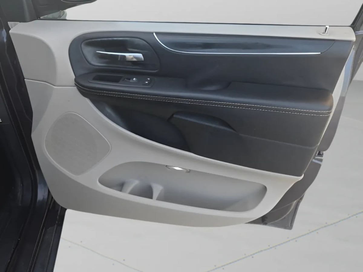 Used 2017 Dodge Grand Caravan SXT FWD image 50