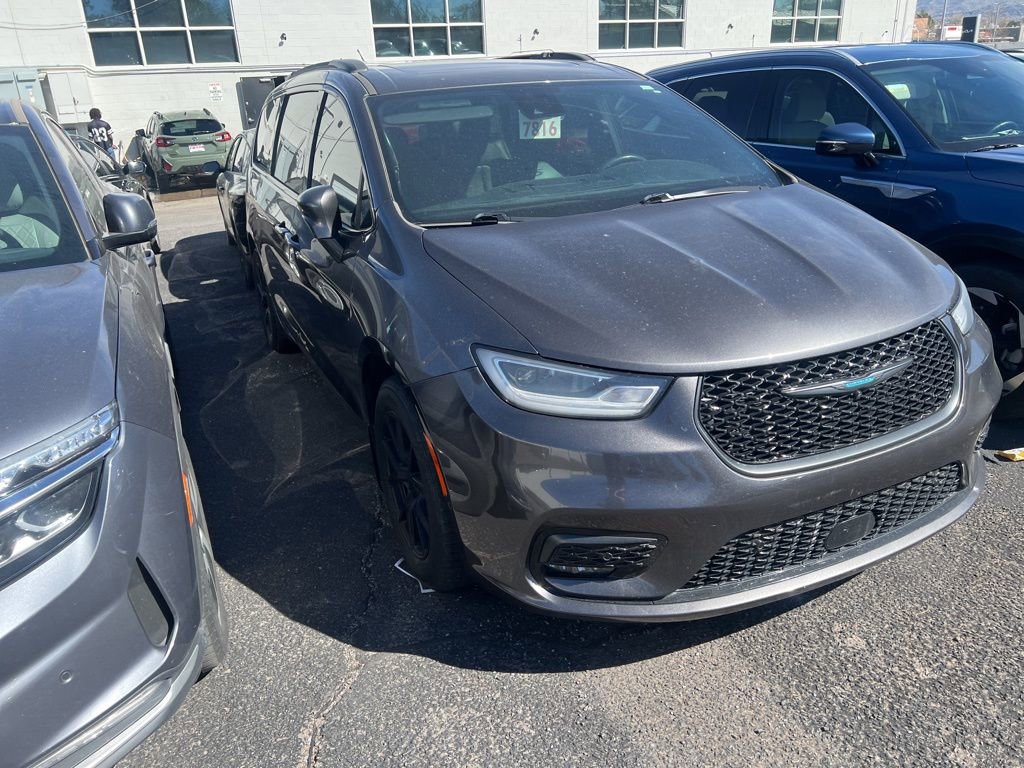 Used 2021 Chrysler Pacifica Limited w/ Uconnect Theater Family Group