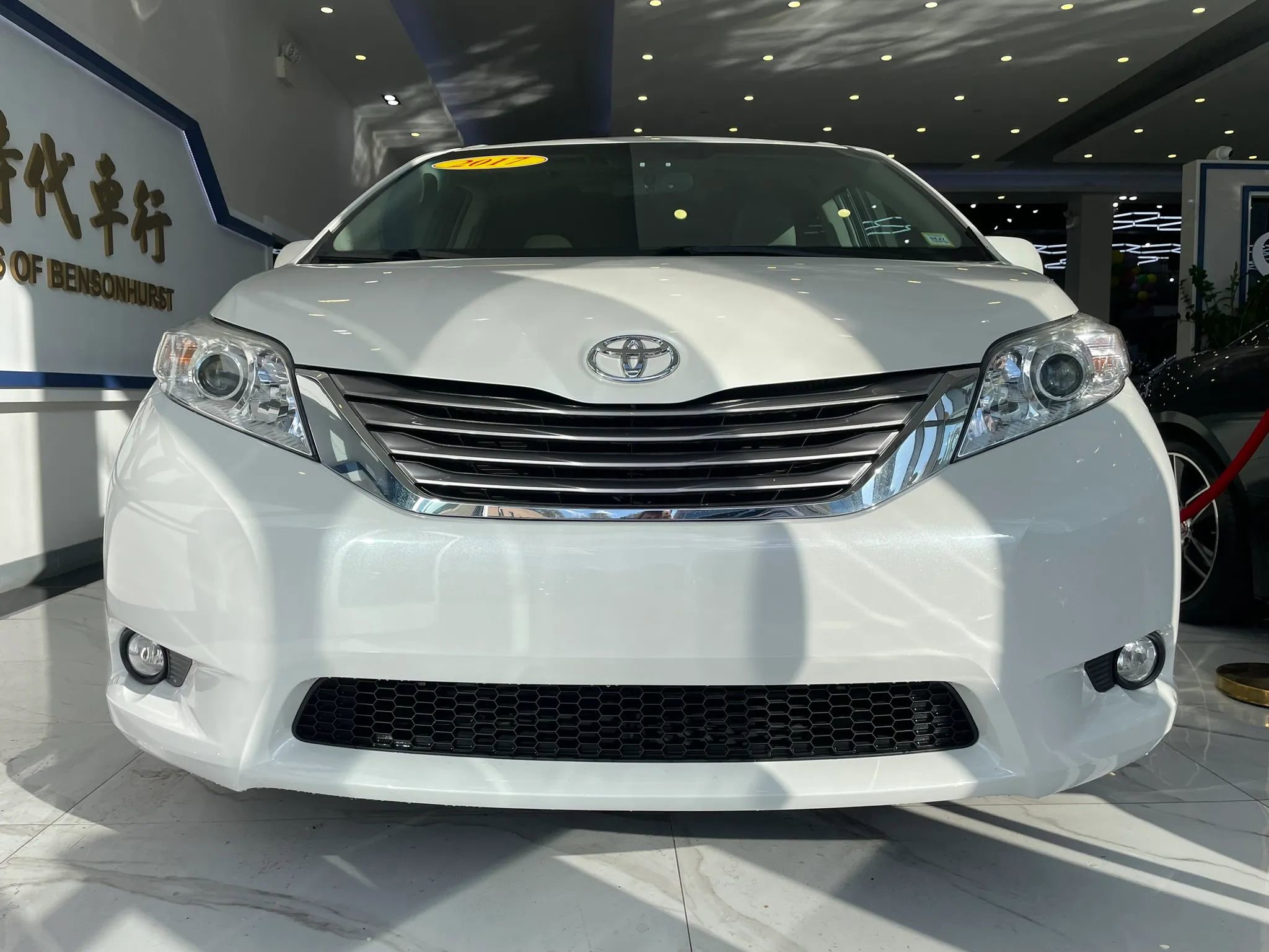 Used 2017 Toyota Sienna XLE Premium AWD/4WD image 3