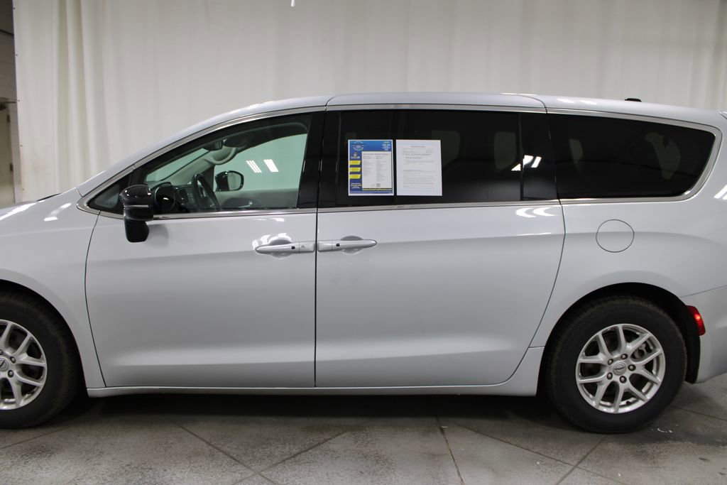 Used 2024 Chrysler Pacifica Touring-L image 6