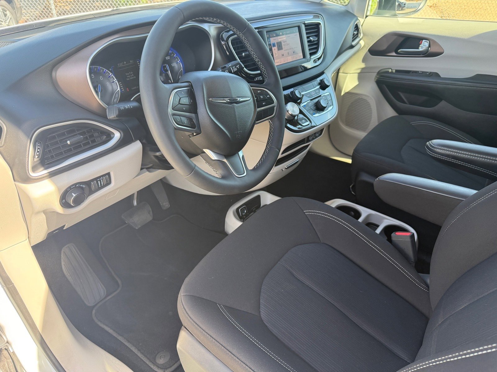 Used 2022 Chrysler Voyager LX image 11
