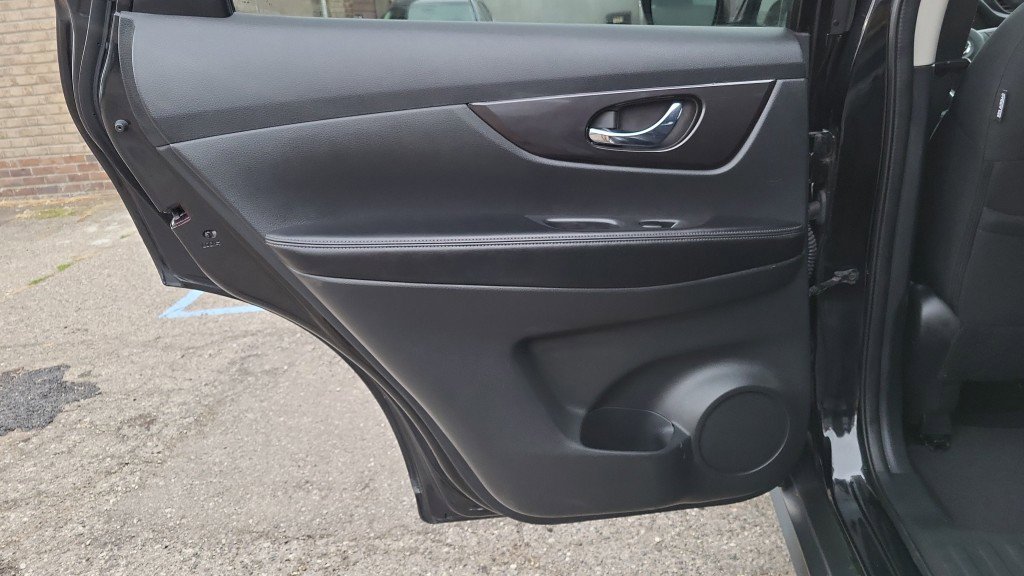 Used 2018 Nissan Rogue S image 17