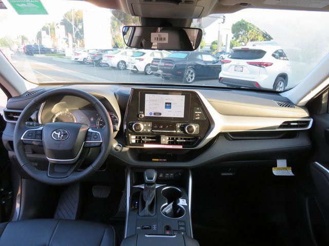 New 2025 Toyota Highlander XLE image 25