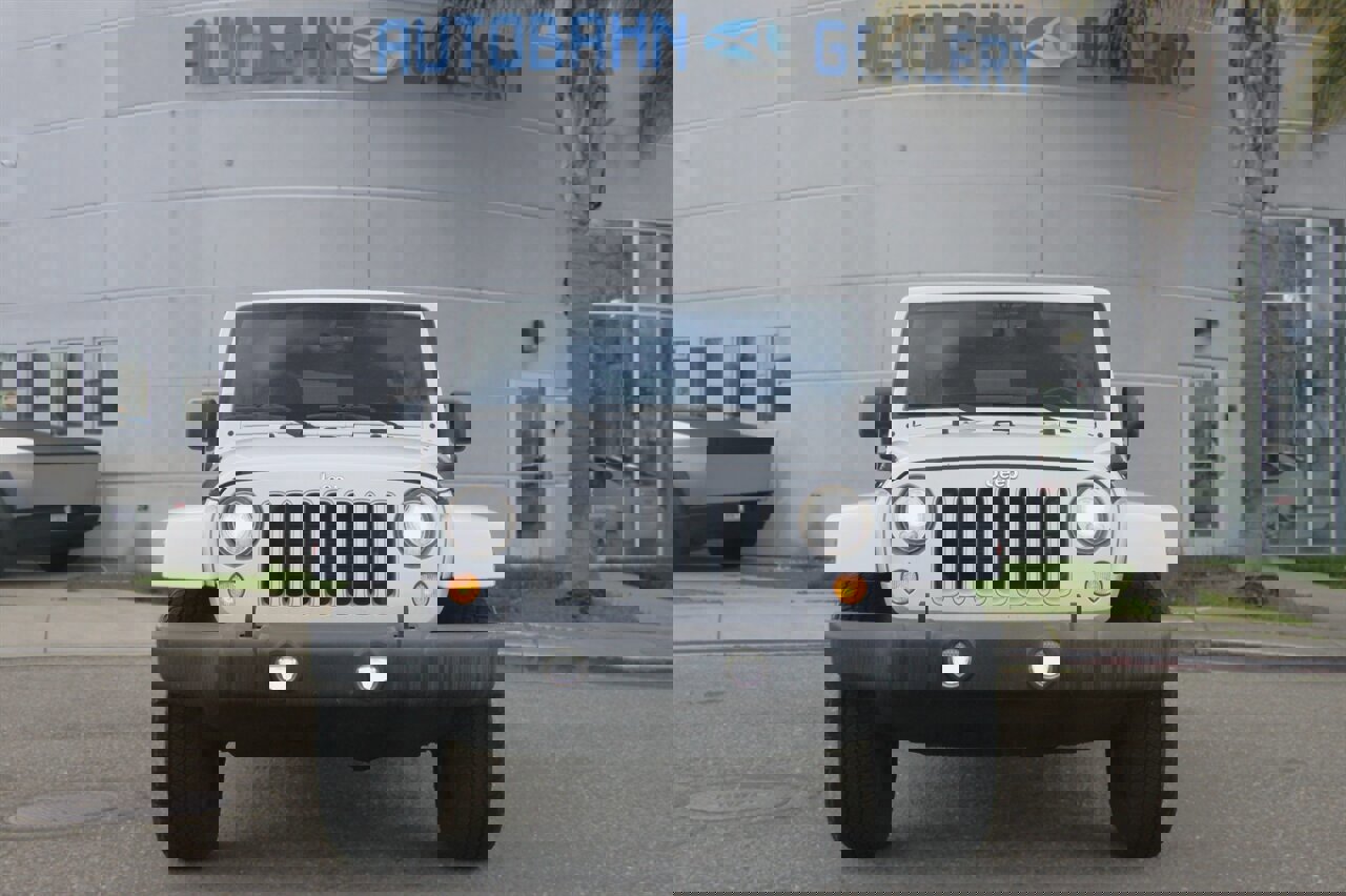 Used 2018 Jeep Wrangler Unlimited Sahara w/ Connectivity Group image 12