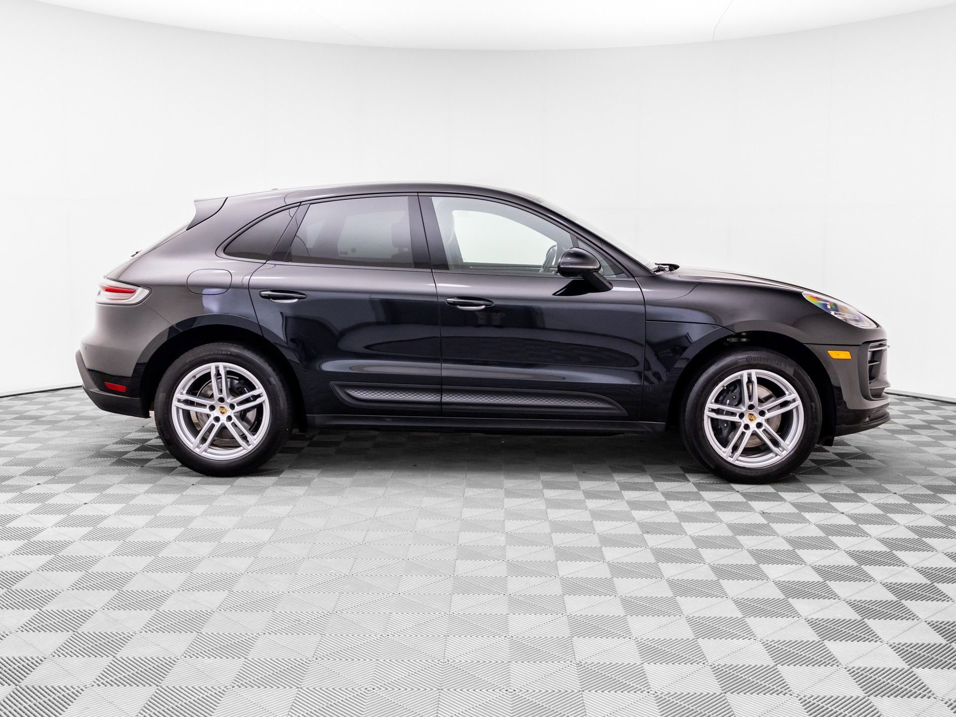 Certified 2023 Porsche Macan AWD/4WD image 7