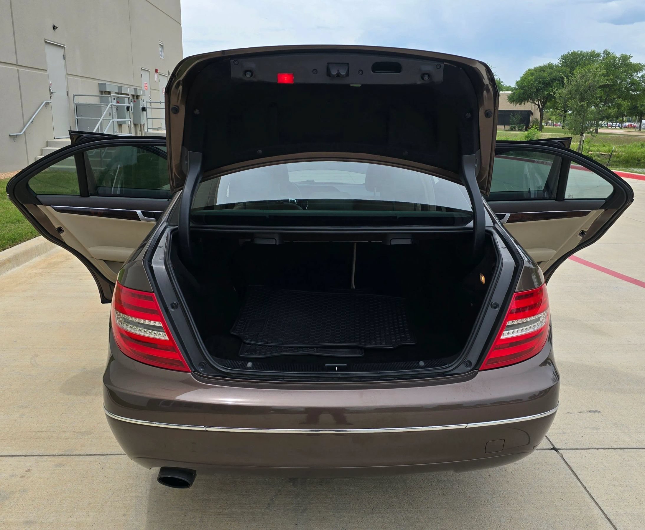 Used 2013 Mercedes-Benz C 250 Sedan image 10