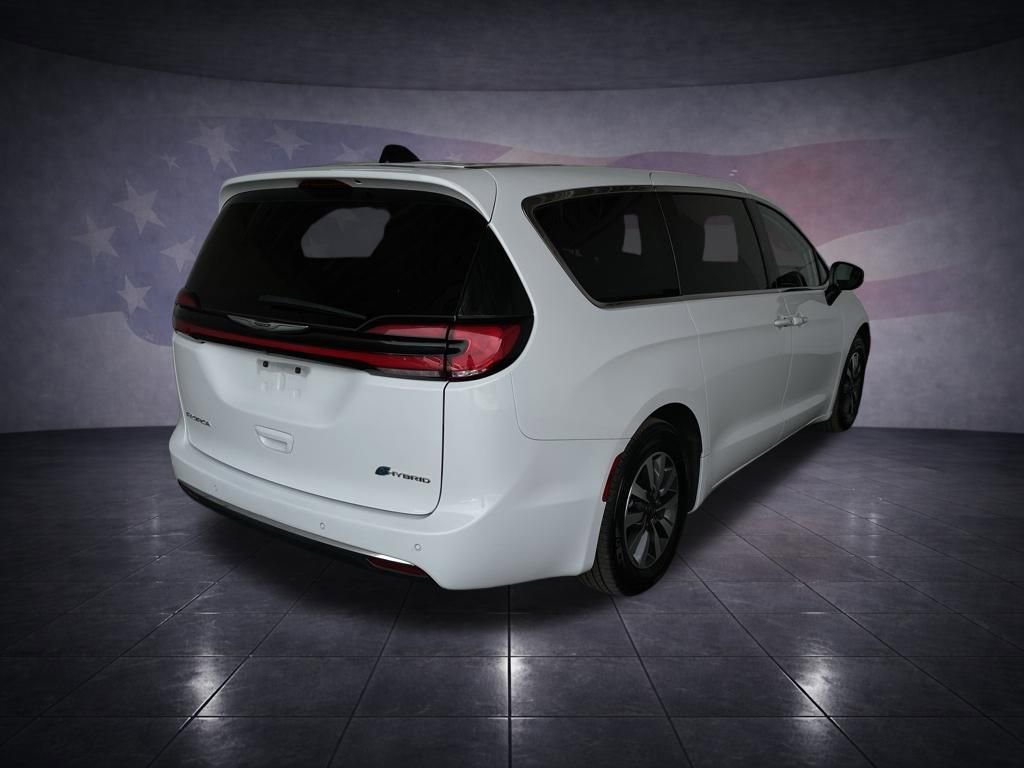 Used 2023 Chrysler Pacifica Touring-L image 5