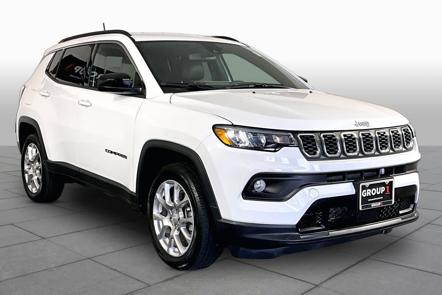 Used 2024 Jeep Compass Latitude AWD/4WD image 3