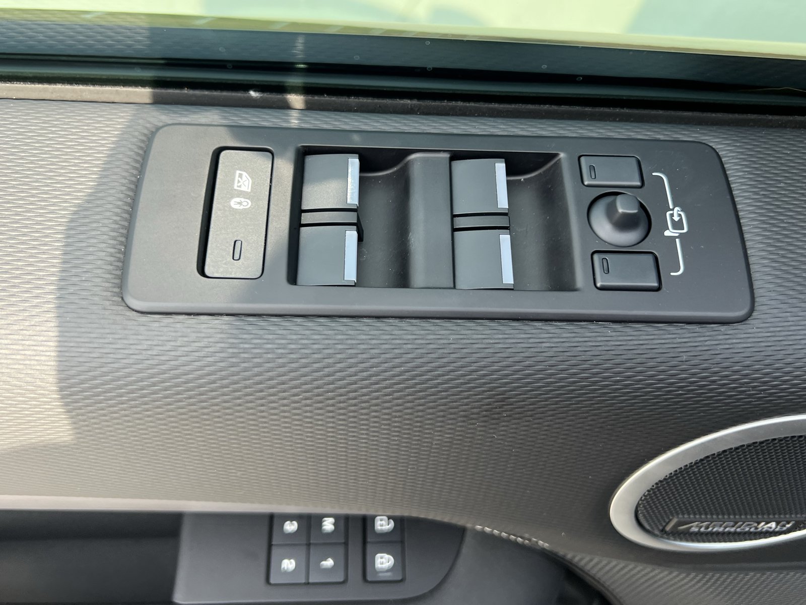 Used 2025 Land Rover Discovery Dynamic SE AWD/4WD image 14