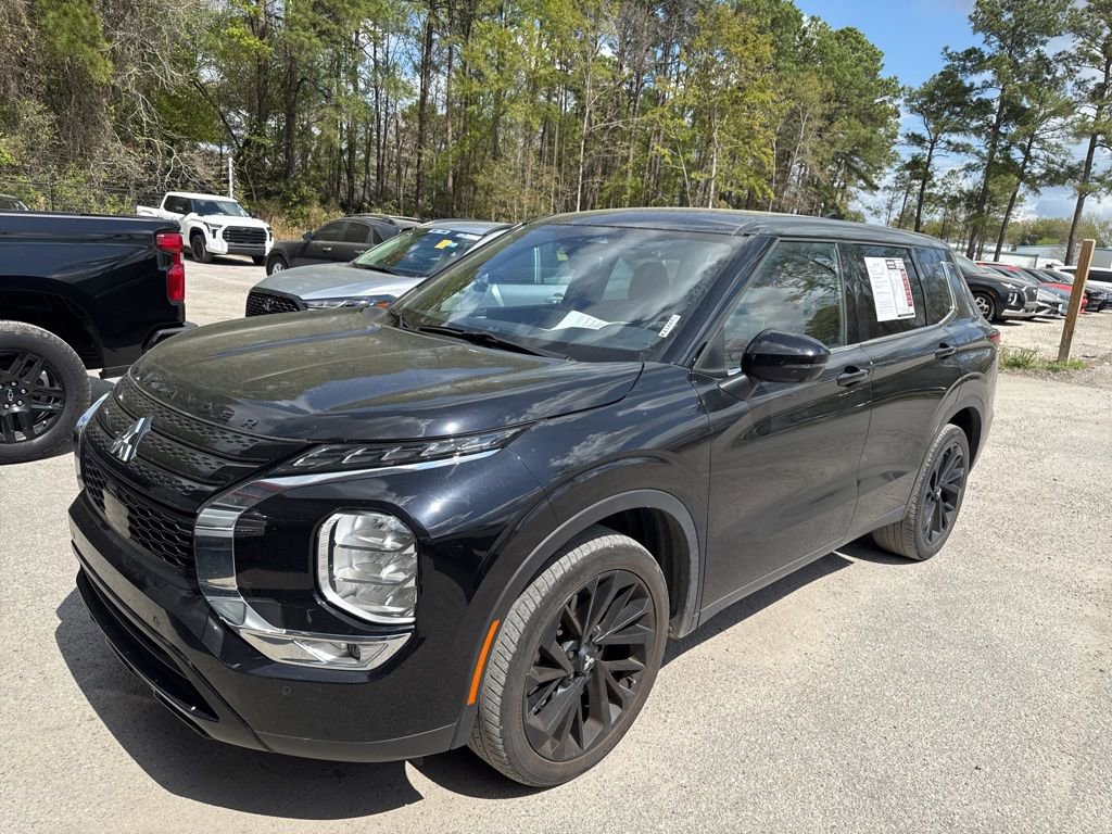 Used 2023 Mitsubishi Outlander SE Black Edition image 2