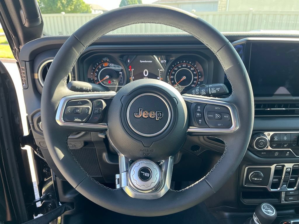 Used 2025 Jeep Wrangler Unlimited Sahara AWD/4WD image 27